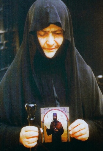 Η μοναχή Μακαρία κρατώντας εικόνα του Αγίου Εφραίμ.